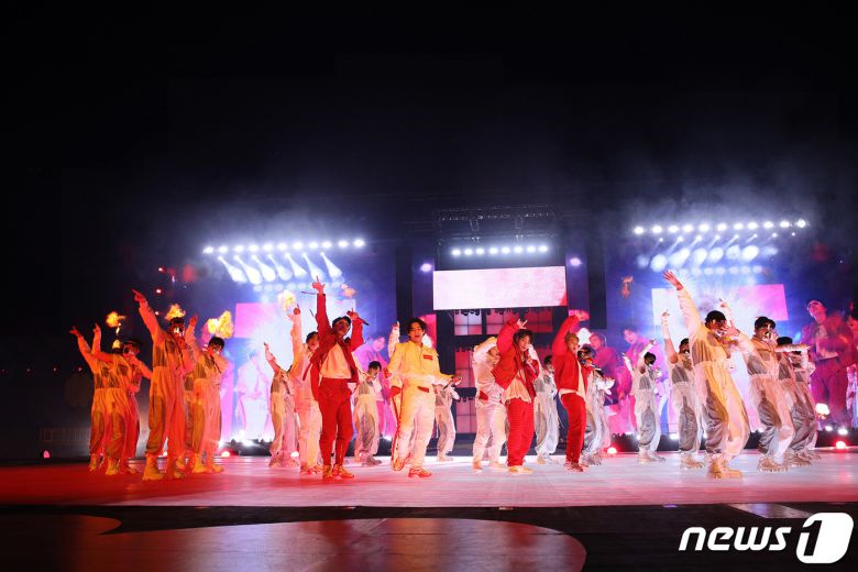 방탄소년단(BTS) 뷔, 슈가, 진, 정국, RM, 지민, 제이홉이 10일 오후 서울 송파구 잠실주경기장에서 열린 'BTS 퍼미션 투 댄스 온 스테이지 - 서울(PERMISSION TO DANCE ON STAGE - SEOUL)' 콘서트에서 화려한 무대를 선보이고 있다. (빅히트 제공) 2022.3.10/뉴스1