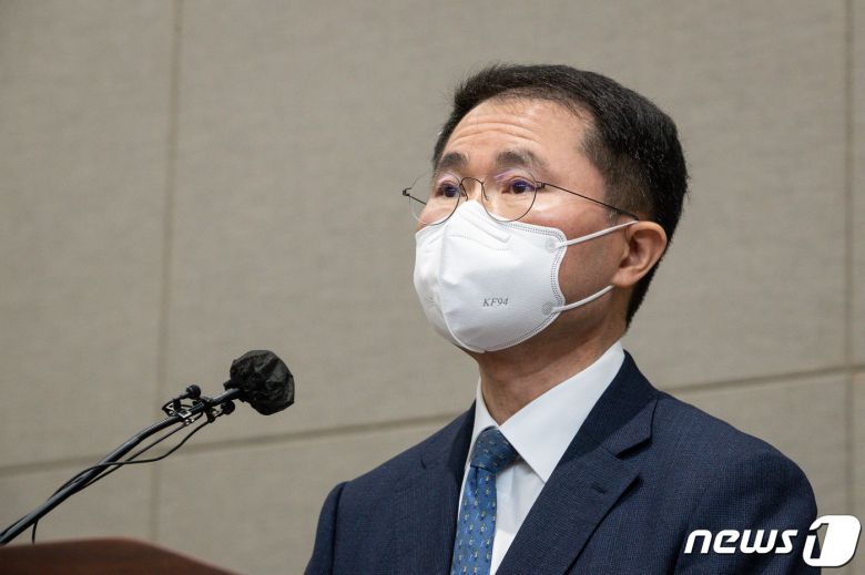 여운국 고위공직자범죄수사처(공수처) 차장이 4일 경기 정부과천청사 공수처에서 대검 수사정보정책관 선거개입사건, 일명 '고발사주' 의혹 수사결과 브리핑을 하고 있다. 공수처는 손준성 대구고검 인권보호관을 공직선거법위반, 공무상비밀누설, 개인정보보호법위반, 형사사법절차전자화촉진법위반 혐의로 불구속 기소했다고 밝혔다. 직권남용권리행사방해 부분은 무혐의 처리했다. 한편 윤석열 대통령 당선인과 한동훈 법무부 장관 후보자 등은 무혐의 처분했다. 2022.5.4/뉴스1 © News1 유승관 기자