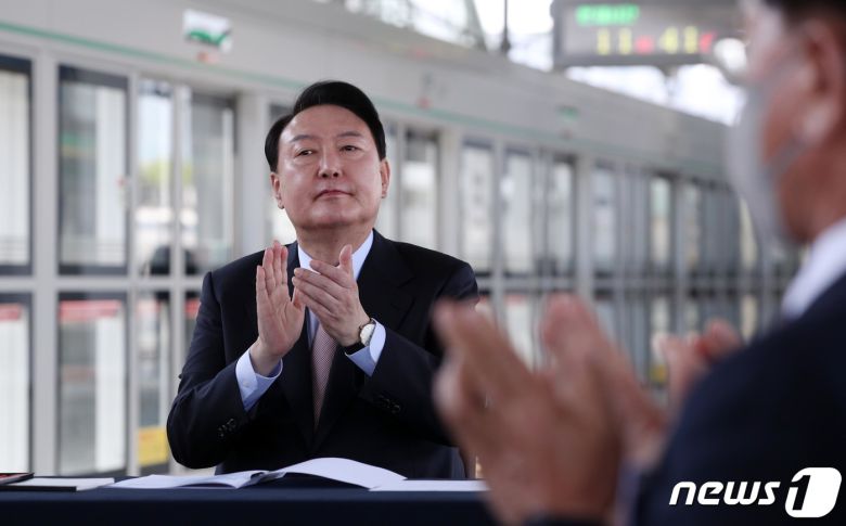 윤석열 대통령 당선인이 4일 철도 인프라 구축 현장점검을 위해 강원 춘천역을 찾아 손뼉 치고 있다. 2022.5.4/뉴스1 © News1 인수위사진기자단