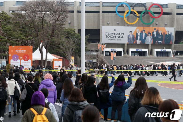 13일 오후 서울 송파구 잠실주경기장에서 열린 그룹 '방탄소년단'(BTS)의 'BTS 퍼미션 투 댄스 온 스테이지 - 서울(PERMISSION TO DANCE ON STAGE - SEOUL)' 공연 시작을 앞두고 팬들이 콘서트장으로 입장하고 있다. 2022.3.13/뉴스1 © News1 민경석 기자