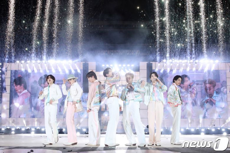 방탄소년단(BTS) 지민, 제이홉, 진, 정국, RM, 슈가, 뷔가 10일 오후 서울 송파구 잠실주경기장에서 열린 'BTS 퍼미션 투 댄스 온 스테이지 - 서울(PERMISSION TO DANCE ON STAGE - SEOUL)' 콘서트에서 화려한 무대를 선보이고 있다. (빅히트 제공) 2022.3.10/뉴스1