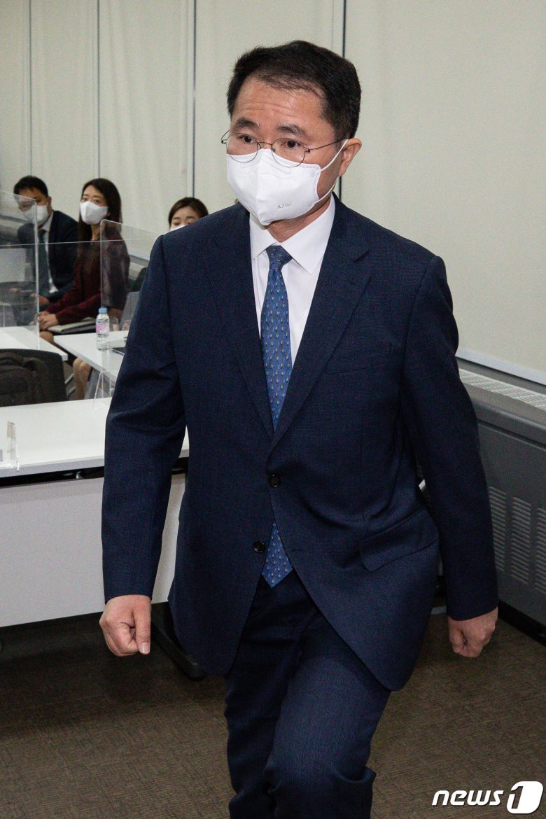 여운국 고위공직자범죄수사처(공수처) 차장이 4일 경기 정부과천청사 공수처에서 대검 수사정보정책관 선거개입사건, 일명 '고발사주' 의혹 수사결과 브리핑을 위해 단상에 오르고 있다. 공수처는 손준성 대구고검 인권보호관을 공직선거법위반, 공무상비밀누설, 개인정보보호법위반, 형사사법절차전자화촉진법위반 혐의로 불구속 기소했다고 밝혔다. 직권남용권리행사방해 부분은 무혐의 처리했다. 한편 윤석열 대통령 당선인과 한동훈 법무부 장관 후보자 등은 무혐의 처분했다. 2022.5.4/뉴스1 © News1 유승관 기자