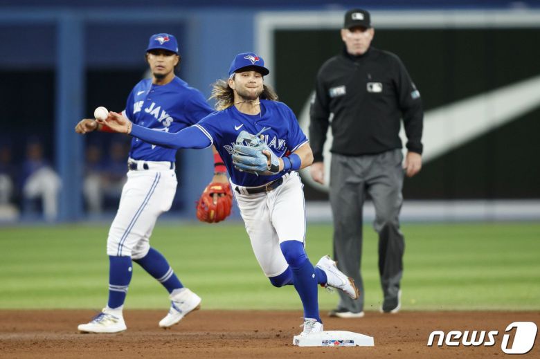 토론토 블루제이스 유격수 보 비셋은 4일(한국시간) 메이저리그 뉴욕 양키스전에서 7회초 치명적 실책을 범했다. © AFP=뉴스1