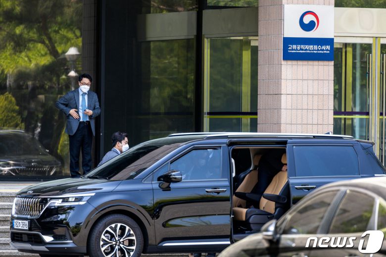 김진욱 고위공직자범죄수사처장이 4일 경기 정부과천청사에서 점심식사를 위해 이동하고 있다. 공수처는 이날 '고발사주' 의혹 수사결과를 발표하고 손준성 대구고검 인권보호관을 불구속 기소하고 윤석열 대통령 당선인과 한동훈 법무부 장관 후보자 등을 무혐의 처분했다. (공동취재) 2022.5.4/뉴스1 © News1 유승관 기자