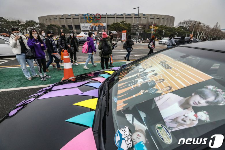 13일 오후 그룹 '방탄소년단'(BTS)의 'BTS 퍼미션 투 댄스 온 스테이지 - 서울(PERMISSION TO DANCE ON STAGE - SEOUL)' 공연이 열린 서울 송파구 잠실주경기장에 BTS의 사진과 플래카드로 꾸며진 차량이 추자돼 있다. 2022.3.13/뉴스1 © News1 민경석 기자