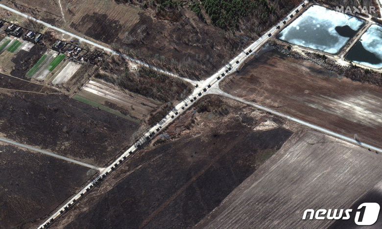 2022년 2월28일 공개된 위성사진에서 우크라이나 인반키브(Invankiv) 지역 근처에 군용 차량 행렬이 보이고 있다. 2022.02.28/news1 © 로이터=뉴스1 © News1 김민수 기자