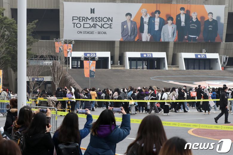 13일 오후 서울 송파구 잠실주경기장에서 열린 그룹 '방탄소년단'(BTS)의 'BTS 퍼미션 투 댄스 온 스테이지 - 서울(PERMISSION TO DANCE ON STAGE - SEOUL)' 공연 시작을 앞두고 팬들이 콘서트장으로 입장하고 있다. 2022.3.13/뉴스1 © News1 민경석 기자
