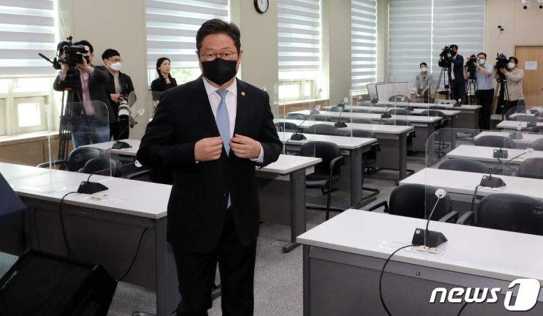 황희 문화체육관광부 장관이 4일 서울 종로구 정부서울청사 별관에서 대중문화예술인 예술요원 편입제도 신설 병역법 개정안 촉구 기자회견을 하기 위해 이동하고 있다. 2022.5.4/뉴스1 © News1 김명섭 기자