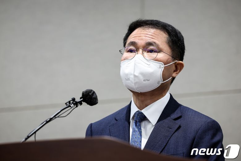 여운국 고위공직자범죄수사처(공수처) 차장이 4일 경기 정부과천청사 공수처에서 대검 수사정보정책관 선거개입사건, 일명 '고발사주' 의혹 수사결과 브리핑을 하고 있다. (공동취재) 2022.5.4/뉴스1 © News1 유승관 기자