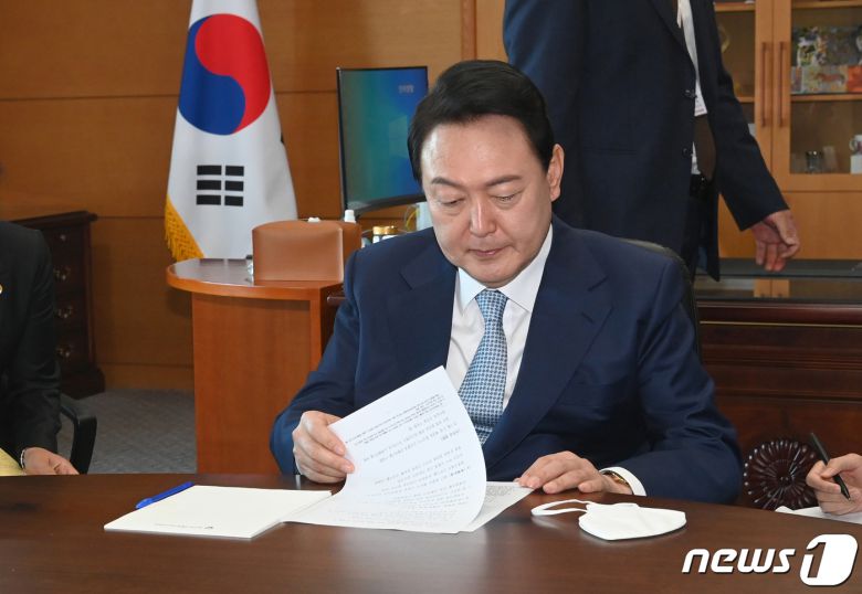 윤석열 대통령 당선인이 3일 오전 서울 종로구 통의동 대통령직인수위원회 집무실에서 캐서린 레이퍼 호주대사 접견에 앞서 자료를 살펴보고 있다. 2022.5.3/뉴스1 © News1 인수위사진기자단