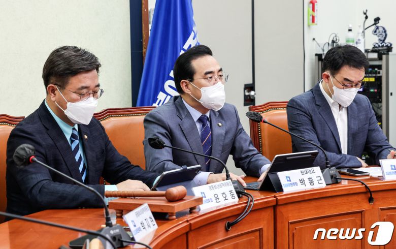 박홍근 더불어민주당 원내대표가 4일 오전 국회 당대표회의실에서 열린 비상대책위원회의에 참석해 모두발언을 하고 있다. (공동취재)2022.5.4/뉴스1 © News1 허경 기자