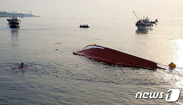 지난 4일 오후 4시9분쯤 제주시 조천읍 조천포구 앞 해상에서 괭생이모자반을 피하던 연안복합어선 A호(3.28톤)가 암초에 걸려 좌초됐다.(제주해양경찰서 제공)2020.6.5/뉴스1© News1