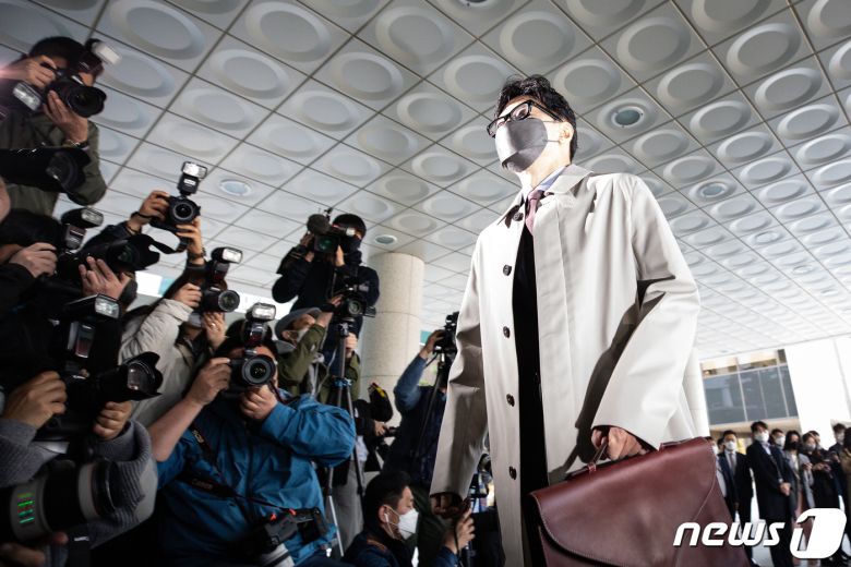 한동훈 법무부 장관 후보자가 15일 서울 서초동 서울고검에 마련된 인사청문회 준비단 사무실로 출근하고 있다. 2022.4.15/뉴스1 © News1 유승관 기자