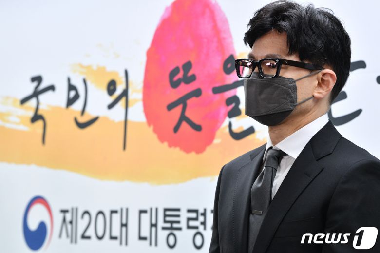 한동훈 법무부 장관 후보자가 13일 서울 종로구 통의동 인수위에서 열린 2차 내각 발표 기자회견에서 윤석열 당선인의 발표를 경청하고 있다. 2022.4.13/뉴스1 © News1 인수위사진기자단