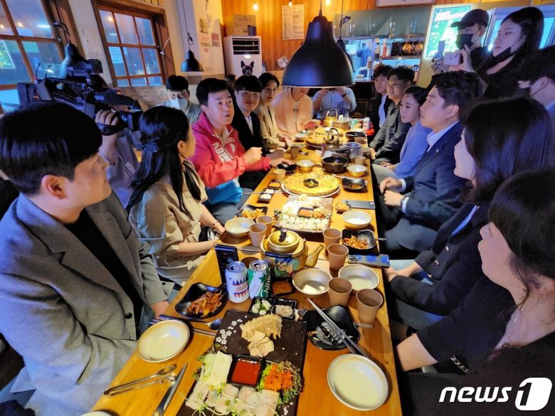 이준석 국민의힘 대표가 9일 천안에서 청년들과 만나 대화하고 있다.© 뉴스1