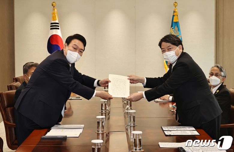 윤석열 대통령이 지난 10일대통령실에서 하야시 요시마사 일본 외무상으로부터 기시다 후미오 총리의 진서를 전달받고 있다. (대통령실사진기자단) 2022.5.10/뉴스1 © News1 안은나 기자