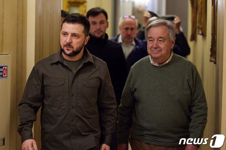 볼로디미르 젤렌스키 우크라이나 대통령(왼)이 지난달 28일 키이우를 방문한 안토니우 구테흐스 유엔 사무총장과 기자회견장에 도착하던 모습. © 로이터=뉴스1 © News1 우동명 기자