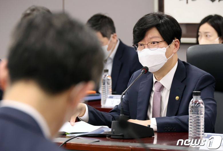 김소영 금융위원회 부위원장이 18일 오전 서울 종로구 서울정부청사 대회의실에서 열린 금융리스크 점검회의에서 유관기관 관계자들과 금융시장 주요 리스크 및 금융권 위기 대응능력을 점검하고 있다. (금융위원회 제공) 2022.5.18/뉴스1