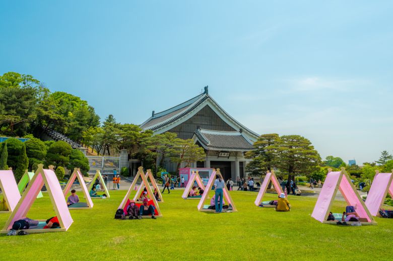 춘추관 앞의 휴식공간. 간이 텐트가 있어 캠핑 분위기가 난다. 서울관광재단 제공