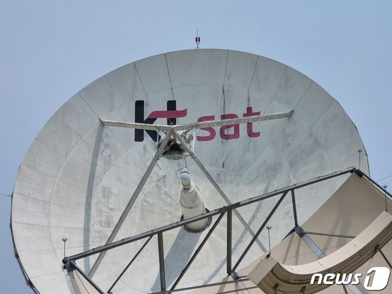 18일 KT SAT은 충남 금산군 소재의 금산위성센터에서 프레스 투어를 진행했다. 사진은 KT SAT 금산위성센터에 위치한 1국 안테나의 모습 © 뉴스1 윤지원 기자