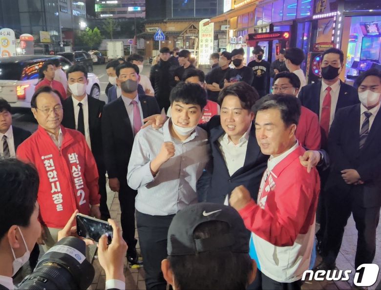 이준석 국민의힘 대표는 6·1지방선거 공식 선거운동이 시작된 19일 자정, 충남 천안을 찾아 김태흠 도지사 후보 지원 유세를 펼쳤다. © 뉴스1