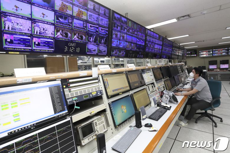18일 찾은 KT SAT의 금산위성센터 운영실에서는 통신 위성을 통해 해외에서 수신 받은 방송 화면이 나오고 있었다.(KT 제공) © 뉴스1