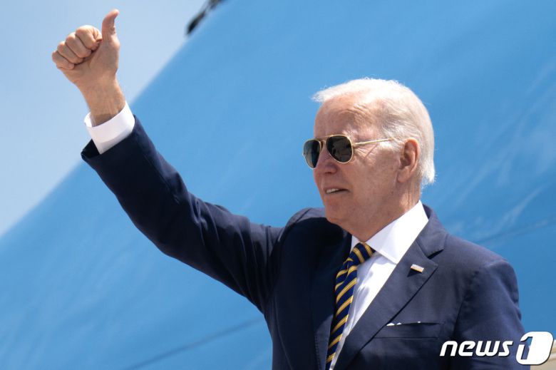 조 바이든 미국 대통령이 19일(현지시간) 워싱턴 인근 앤드루스 공군기지에서 한국을 방문하기 위해 전용기를 타고 있다. © AFP=뉴스1 © News1 우동명 기자