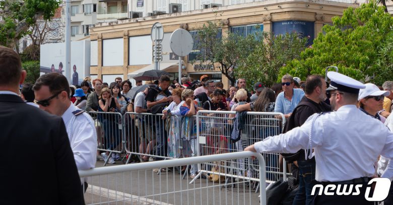 23일 오후(현지시간) 제75회 칸 국제영화제가 열리고 있는 프랑스 남부 칸 ‘팔레 데 페스티벌’(Palais des Festivals)에서 경쟁부문 진출작 영화 ’헤어질 결심' 월드 프리미어 시사회가 열려 관객들이 입장하기 위해 줄을 서고 있다. 2022.5.24/뉴스1 © News1 이준성 프리랜서기자