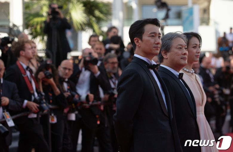 영화감독 박찬욱과 배우 박해일・탕웨이가 23일 오후(현지시간) 제75회 칸 국제영화제가 열리고 있는 프랑스 남부 칸 ‘팔레 데 페스티벌’(Palais des Festivals)에서 경쟁부문 진출작 영화 ’헤어질 결심' 월드 프리미어 시사회에 참석하기 위해 레드카펫을 지나고 있다. 2022.5.24/뉴스1 © News1 이준성 프리랜서기자