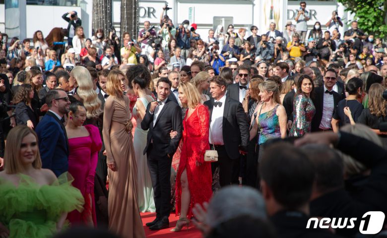23일 오후(현지시간) 제75회 칸 국제영화제가 열리고 있는 프랑스 남부 칸 ‘팔레 데 페스티벌’(Palais des Festivals)에서 경쟁부문 진출작 영화 ’헤어질 결심' 월드 프리미어 시사회가 열려 참석한 관객들이 입장하고 있다. 2022.5.24/뉴스1 © News1 이준성 프리랜서기자
