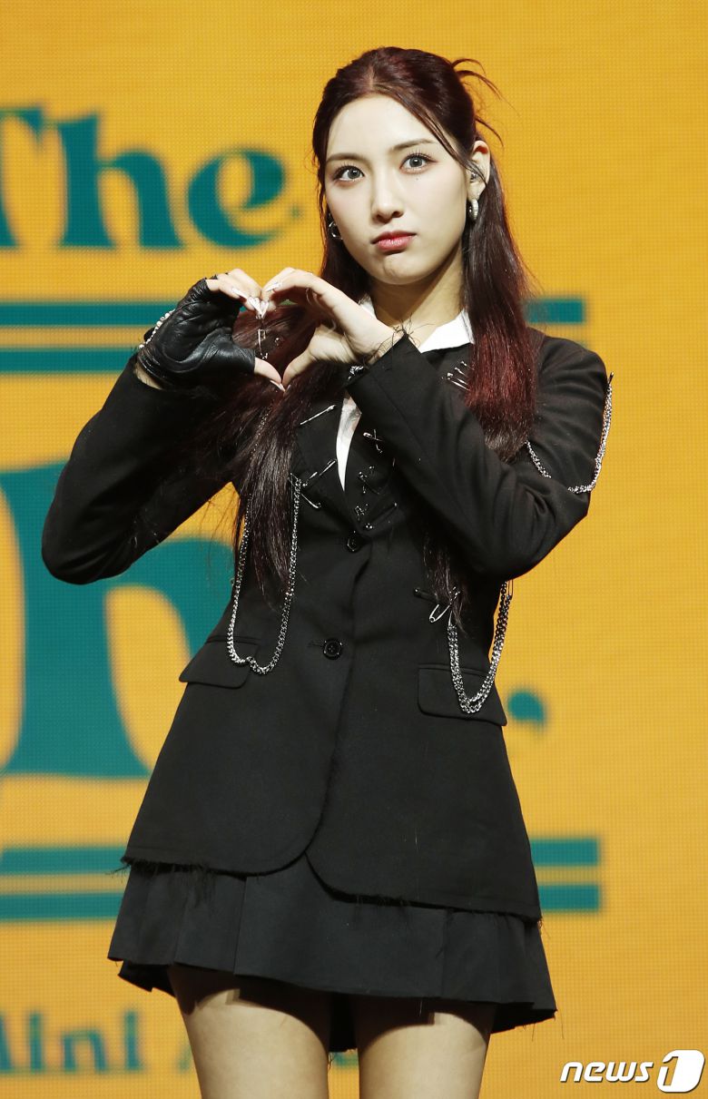 그룹 라잇썸(LIGHTSUM) 초원이 24일 오후 서울 용산구 블루스퀘어에서 진행된 첫 번째 미니앨범 ‘Into The Light’ 발매 기념 쇼케이스에서 하트를 그리고 있다. © News1 권현진 기자