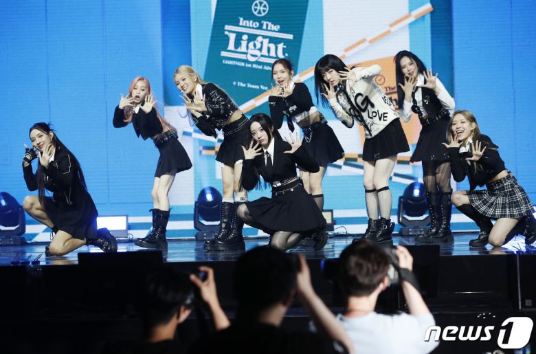 그룹 라잇썸(LIGHTSUM) 초원(왼쪽)이 24일 오후 서울 용산구 블루스퀘어에서 진행된 첫 번째 미니앨범 ‘Into The Light’ 발매 기념 쇼케이스에서 신곡 '얼 라이브'를 선보이고 있다. © News1 권현진 기자
