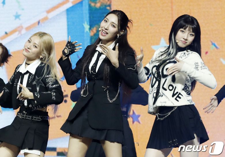 그룹 라잇썸(LIGHTSUM) 초원(가운데)이 24일 오후 서울 용산구 블루스퀘어에서 진행된 첫 번째 미니앨범 ‘Into The Light’ 발매 기념 쇼케이스에서 신곡을 열창하고 있다. © News1 권현진 기자