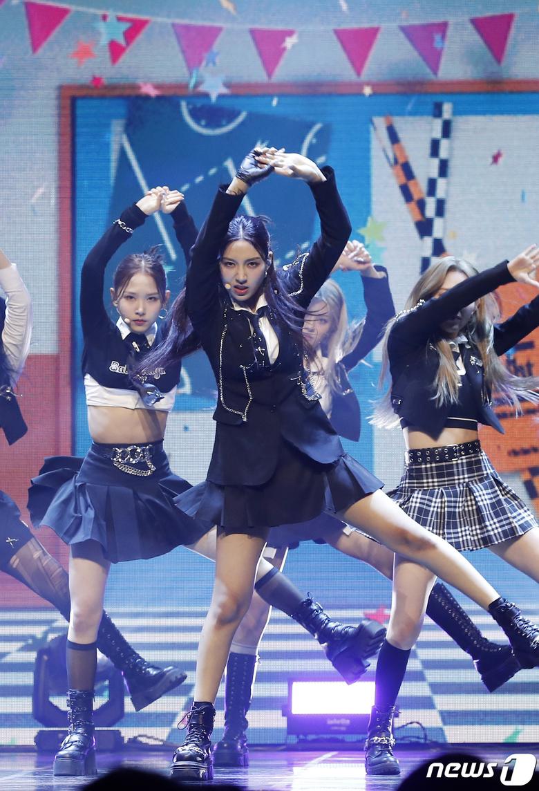 그룹 라잇썸(LIGHTSUM) 초원(왼쪽 두번째)이 24일 오후 서울 용산구 블루스퀘어에서 진행된 첫 번째 미니앨범 ‘Into The Light’ 발매 기념 쇼케이스에서 신곡 '얼 라이브'를 선보이고 있다. © News1 권현진 기자