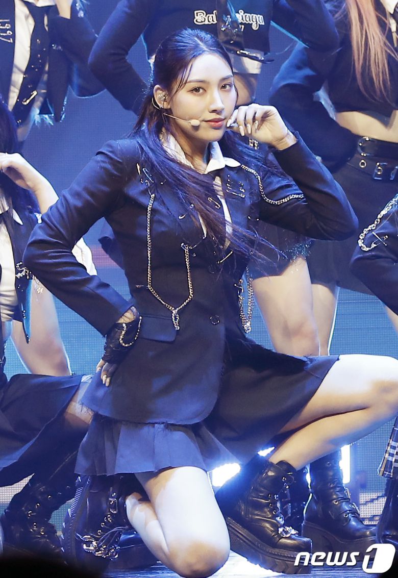 그룹 라잇썸(LIGHTSUM) 초원이 24일 오후 서울 용산구 블루스퀘어에서 진행된 첫 번째 미니앨범 ‘Into The Light’ 발매 기념 쇼케이스에서 신곡 '얼 라이브'를 선보이고 있다. © News1 권현진 기자