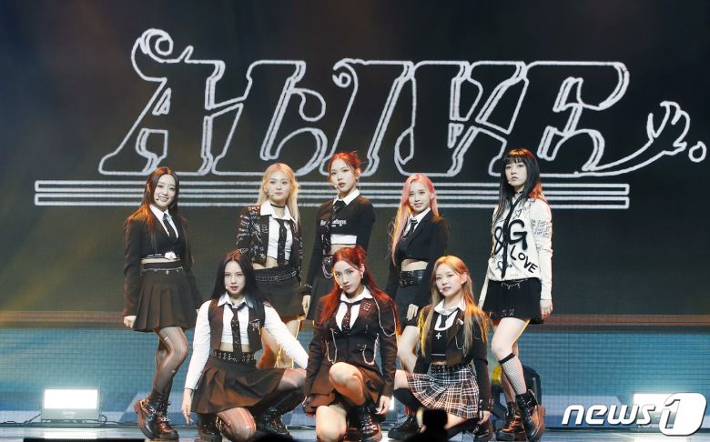 그룹 라잇썸(LIGHTSUM) 초원(앞줄 왼쪽 두번째)이 24일 오후 서울 용산구 블루스퀘어에서 진행된 첫 번째 미니앨범 ‘Into The Light’ 발매 기념 쇼케이스에서 신곡 '얼 라이브'를 선보이고 있다. © News1 권현진 기자