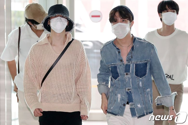 그룹 방탄소년단(BTS) 멤버 지민(왼쪽)과 제이홉이 29일 오전 인천국제공항 제2여객터미널을 통해 미국 워싱턴으로 출국하고 있다. 2022.5.29/뉴스1 © News1 민경석 기자