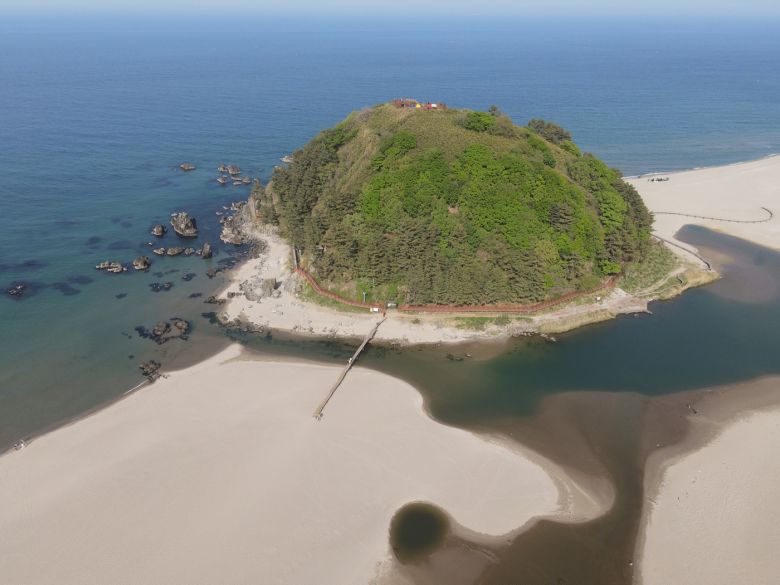 하늘에서 본 삼척 덕봉산. (한국관광공사 제공)© News1