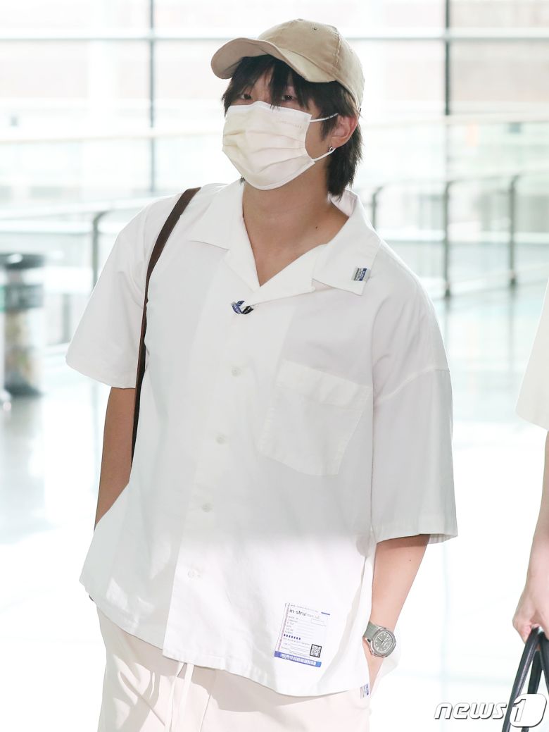 그룹 방탄소년단(BTS) 멤버 RM(김남준)이 29일 오전 인천국제공항 제2여객터미널을 통해 미국 워싱턴으로 출국하고 있다. 2022.5.29/뉴스1 © News1 민경석 기자