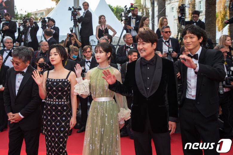 영화감독 고레에다 히로카즈와(왼쪽부터) 배우 이주영・이지은・강동원・송강호가 28일(현지시간) 제75회 칸 국제영화제가 열리고 있는 프랑스 남부 칸 ‘팔레 데 페스티벌’(Palais des Festivals)의 ‘뤼미에르 대극장’(Grand Auditorium Louis Lumière )에서 열린 폐막식에 참석하기 위해 레드카펫을 지나고 있다. 2022.5.29/뉴스1 © News1 이준성 프리랜서기자