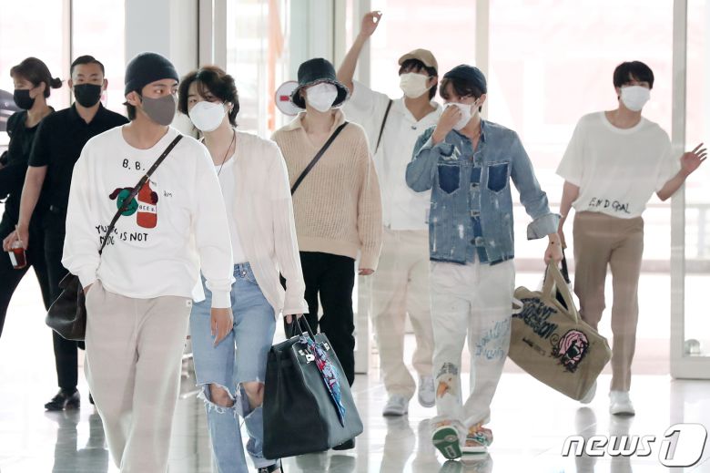 그룹 방탄소년단(BTS) 멤버들이 29일 오전 인천국제공항 제2여객터미널을 통해 미국 워싱턴으로 출국하며 팬들에게 인사를 전하고 있다. 2022.5.29/뉴스1 © News1 민경석 기자
