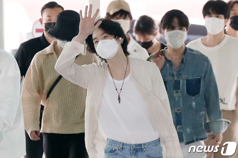 그룹 방탄소년단(BTS) 멤버 슈가(민윤기)가 29일 오전 인천국제공항 제2여객터미널을 통해 미국 워싱턴으로 출국하며 팬들에게 인사를 전하고 있다. 2022.5.29/뉴스1 © News1 민경석 기자