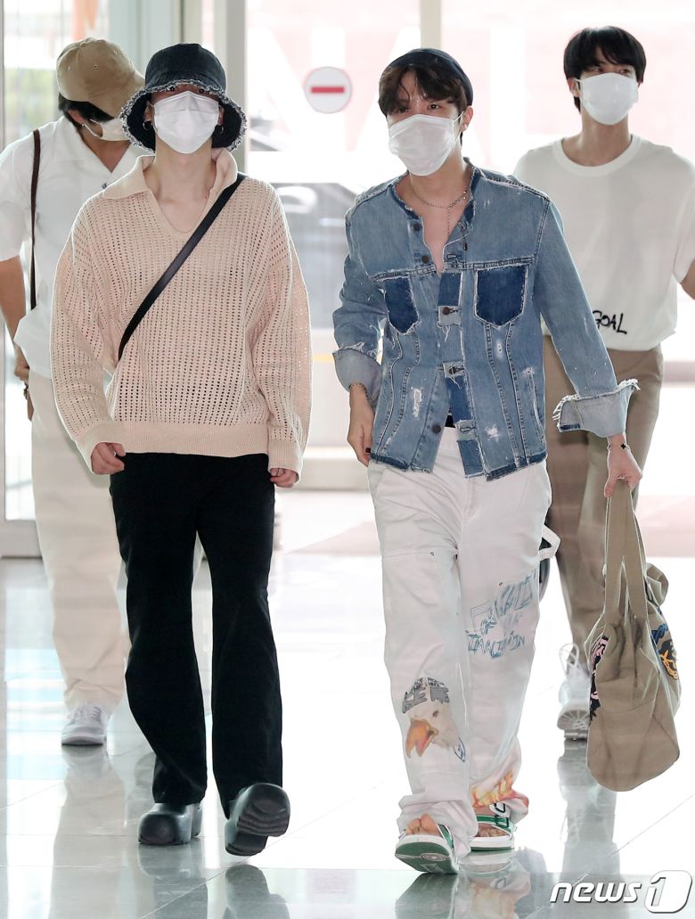 그룹 방탄소년단(BTS) 멤버 지민(왼쪽)과 제이홉이 29일 오전 인천국제공항 제2여객터미널을 통해 미국 워싱턴으로 출국하고 있다. 2022.5.29/뉴스1 © News1 민경석 기자