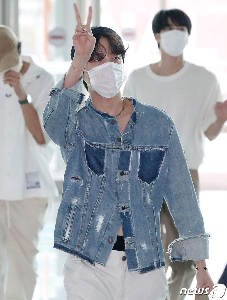 그룹 방탄소년단(BTS) 멤버 제이홉(정호석)이 29일 오전 인천국제공항 제2여객터미널을 통해 미국 워싱턴으로 출국하며 팬들을 향해 인사를 전하고 있다. 2022.5.29/뉴스1 © News1 민경석 기자
