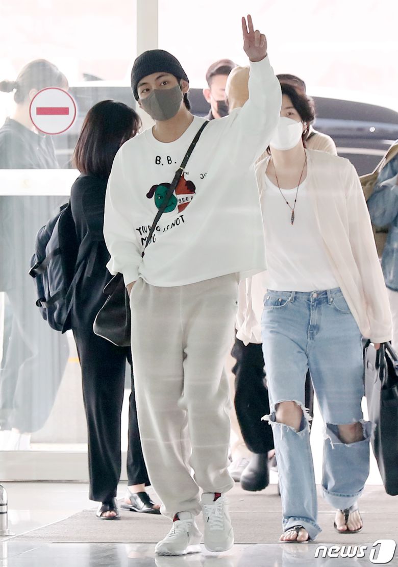 그룹 방탄소년단(BTS) 멤버 뷔(김태형)가 29일 오전 인천국제공항 제2여객터미널을 통해 미국 워싱턴으로 출국하며 팬들에게 인사를 전하고 있다. 2022.5.29/뉴스1 © News1 민경석 기자