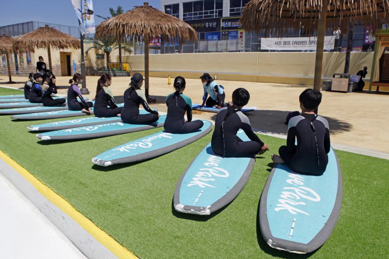 서핑 입문자를 위한 초급 레슨(한국관광공사 제공)© News1
