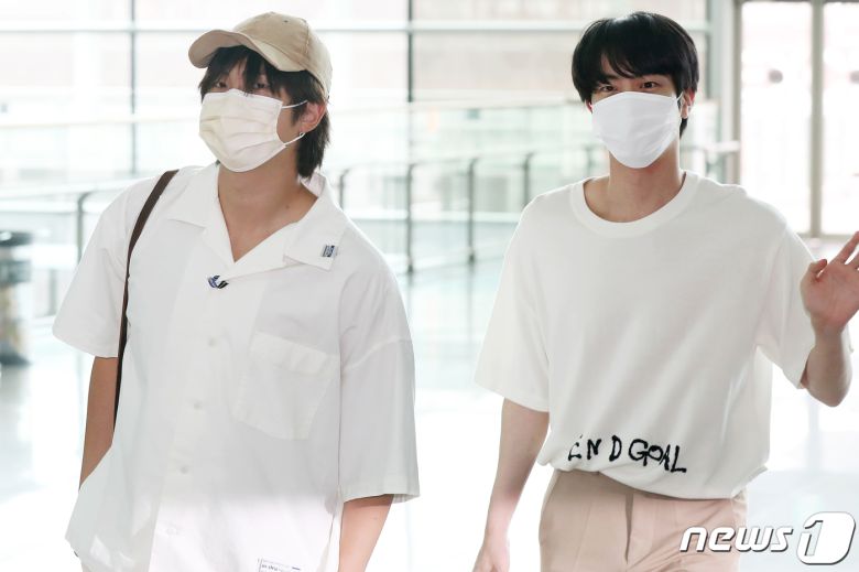 그룹 방탄소년단(BTS) 멤버 RM(왼쪽)과 진이 29일 오전 인천국제공항 제2여객터미널을 통해 미국 워싱턴으로 출국하고 있다. 2022.5.29/뉴스1 © News1 민경석 기자