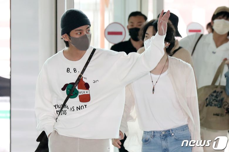 그룹 방탄소년단(BTS) 멤버 뷔(김태형)가 29일 오전 인천국제공항 제2여객터미널을 통해 미국 워싱턴으로 출국하며 팬들에게 인사를 전하고 있다. 2022.5.29/뉴스1 © News1 민경석 기자