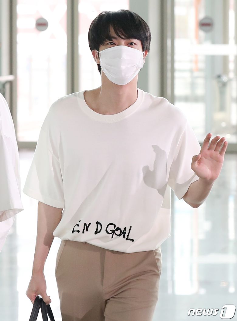 그룹 방탄소년단(BTS) 멤버 진(김석진)이 29일 오전 인천국제공항 제2여객터미널을 통해 미국 워싱턴으로 출국하고 있다. 2022.5.29/뉴스1 © News1 민경석 기자