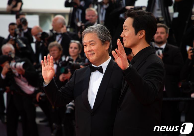 영화감독 박찬욱과 배우 박해일이 제75회 칸 국제영화제가 열리고 있는 프랑스 남부 칸 ‘팔레 데 페스티벌’(Palais des Festivals)의 ‘뤼미에르 대극장’(Grand Auditorium Louis Lumière )에서 열린 폐막식에 참석하기 위해 레드카펫을 지나고 있다. 박찬욱 감독은 감독상을 수여했다. 2022.5.29/뉴스1 © News1 이준성 프리랜서기자
